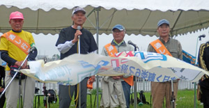 ５月６日、東京・夢の島で挨拶する田中薫さん左から2人目）