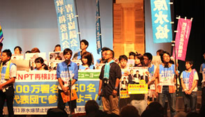 2013年長崎大会で決意を表明する大阪代表団