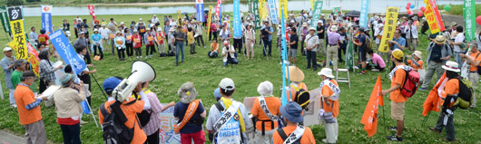 柏原市役所前の大和川河川敷公園で200人を超える参加者での引き継ぎ式&スタート集会